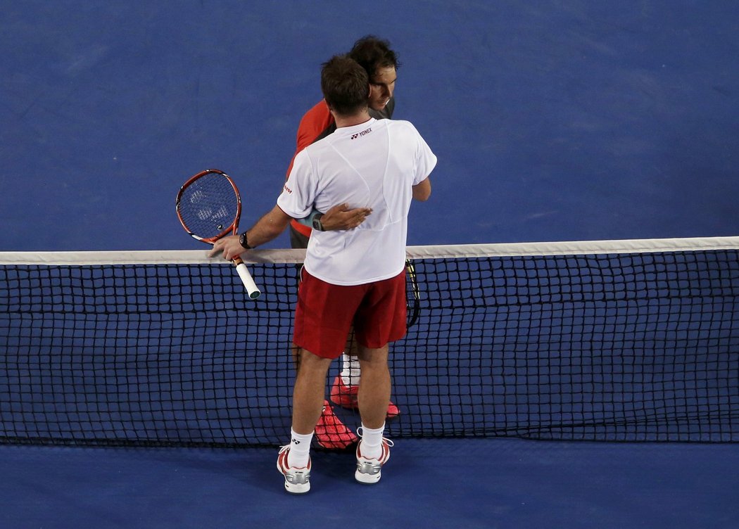 Nadal s Wawrinkou se objímají u sítě po finále Australian Open