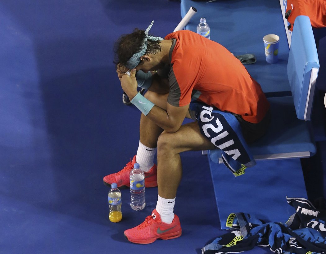 Zklamaný Nadal ve finále Australian Open, kde ho limitovlaa bolest zad