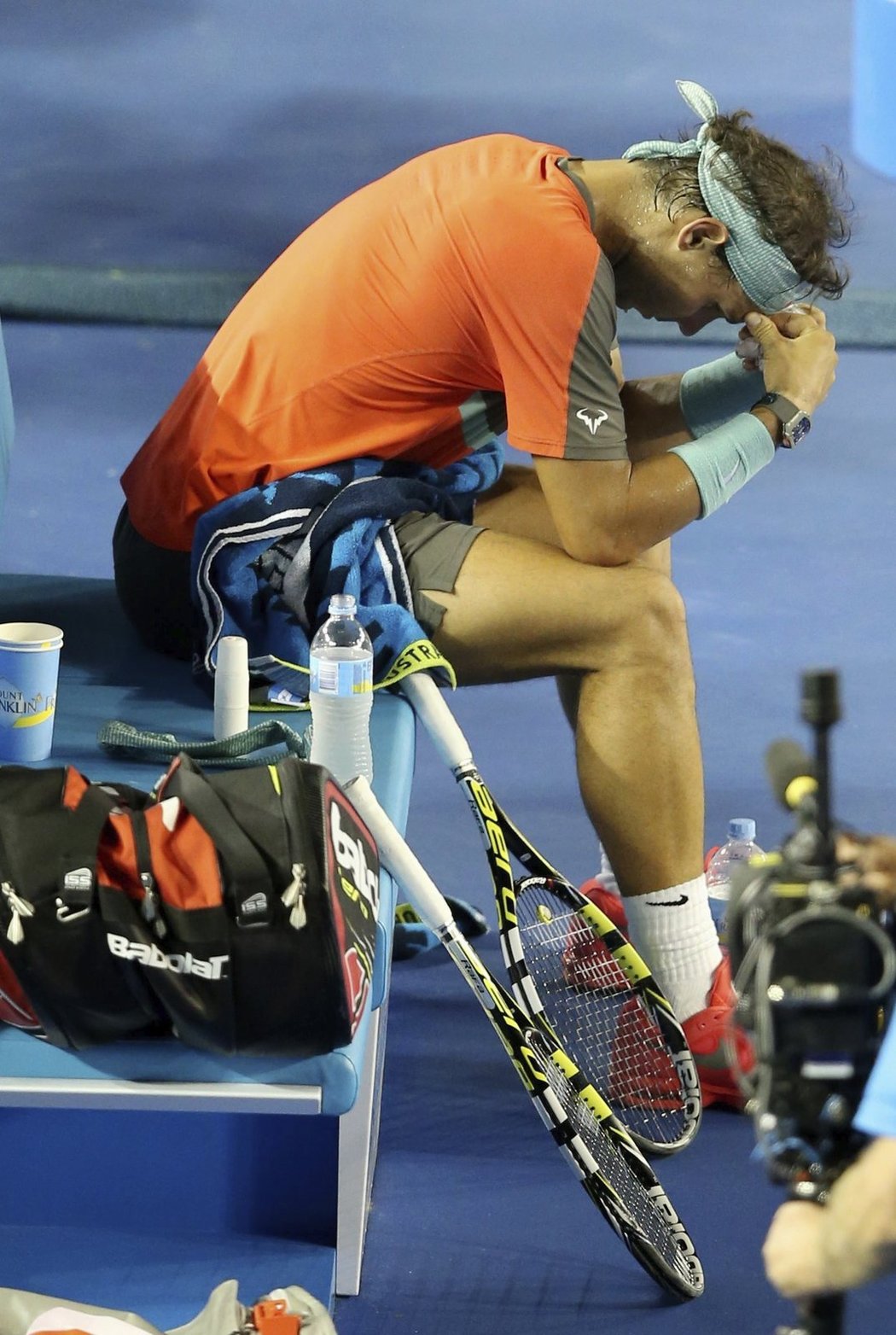 Nejde to. Nadal ve finále Australian Open bojoval se silným soupeřem Wawrinkou i bolestmi zad