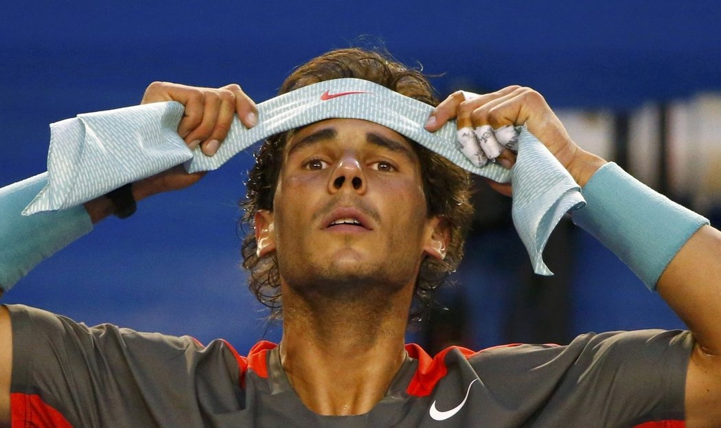 Nadal si nasazuje čelenku před finálovou bitvou Australian Open proti Wawrinkovi