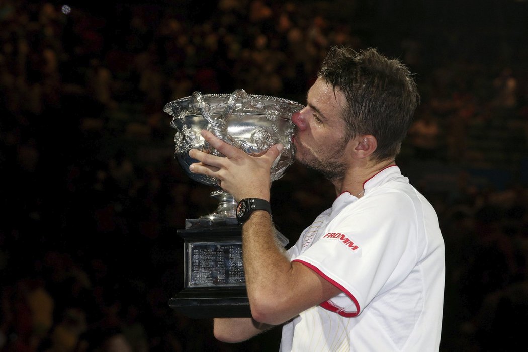 Pohár je můj! Wawrinka líbá trofej pro vítěze Australian Open