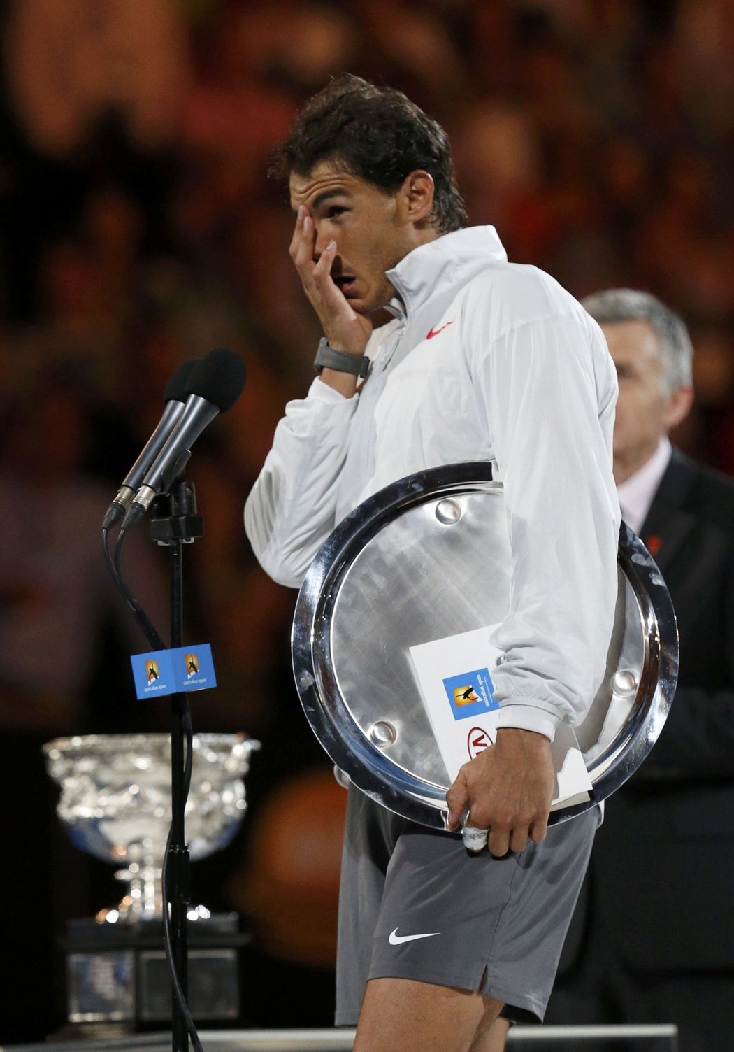 Dojatý Nadal děkuje fanouškům za podporu během Australian Open. Světová jednička i díáky zdravotním problémům ve finále prohrála se Stanislasem Wawrinkou