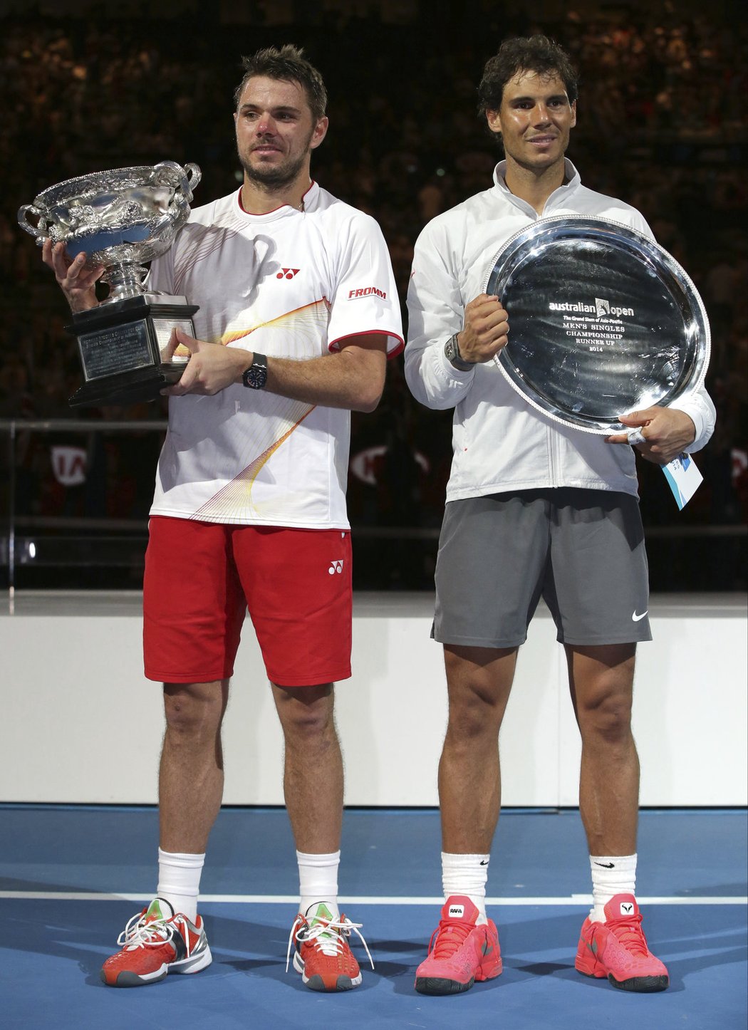 Wawrinka s Nadalem poté, co dostali trofeje pro finalisty Australian Open