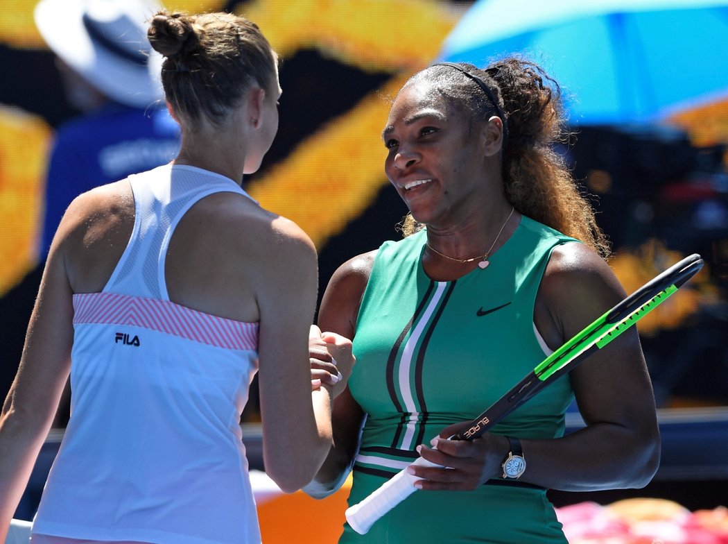 Serena Williamsová po utkání sportovně pogratulovala Karolíně Plíškové k vítězství