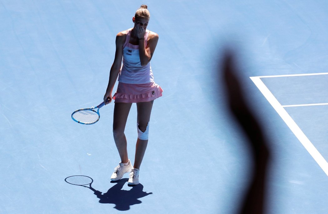 Nabitá aréna v Melbourne aplauduje Karolíně Plíškové po fantastickém obratu ve čtvrtfinále Australian Open proti Sereně Williamsové