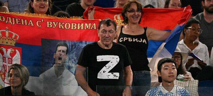 Na čtvrtfinálovém utkání Novaka Djokoviče se objevil i fanoušek s černým trikem a velkým bílým písmenem „Z“…