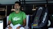 Novak Djokovič odpočívá během tréninku v Austrálii