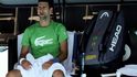 Novak Djokovič odpočívá během tréninku v Austrálii