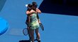 Linda Nosková objímá Elinu Svitolinovou, osmifinálový zápas Australian Open měl jen tři gamy
