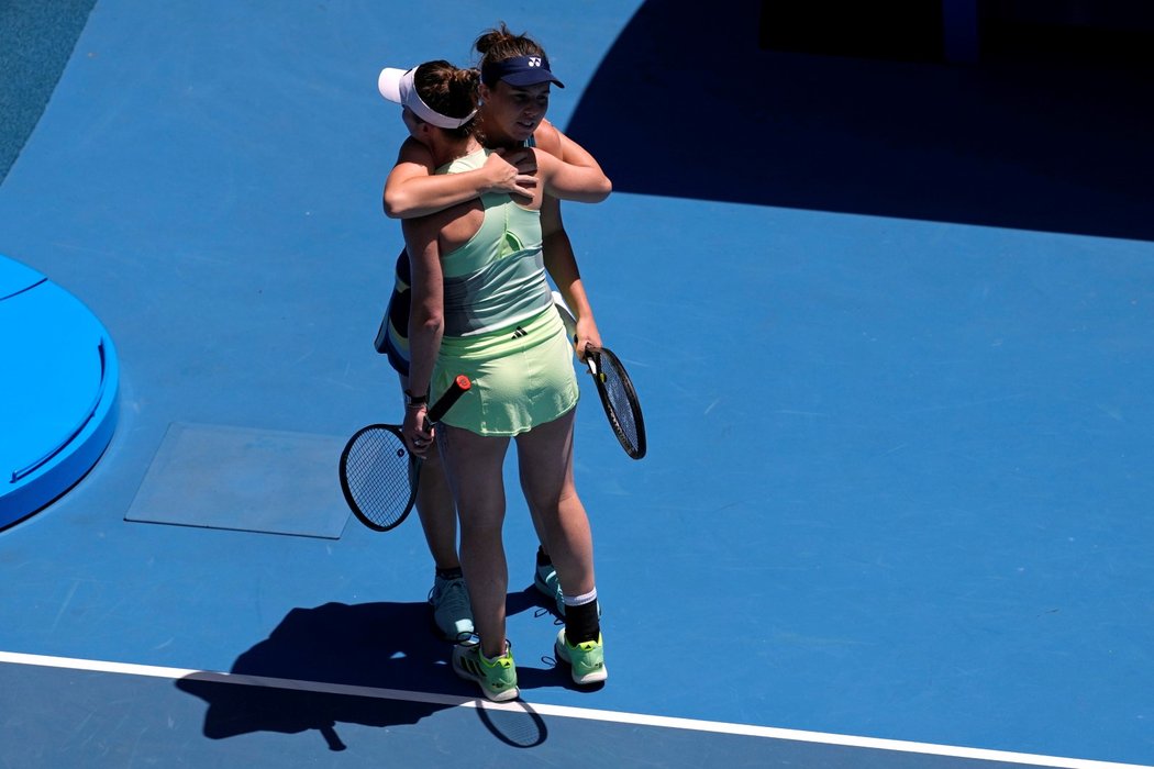 Linda Nosková objímá Elinu Svitolinovou, osmifinálový zápas Australian Open měl jen tři gamy