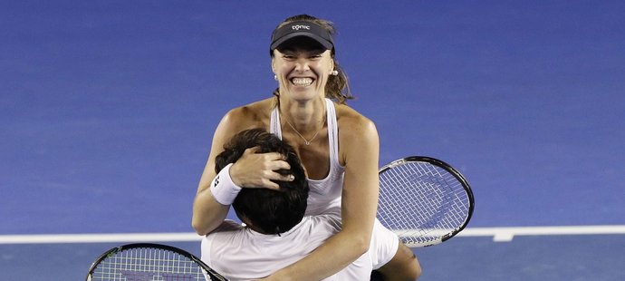 Martina Hingisová získala 16. grandslamový titul. Na Australian Open vyhrála s Indem Leanderem Paesem smíšenou čtyřhru