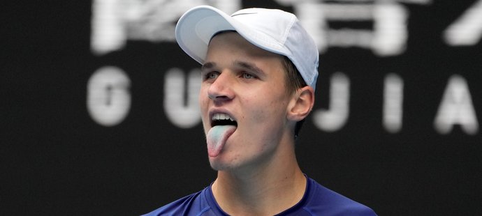 Jakub Menšík prohrál ve finále dvouhry juniorů na Australian Open s Brunem Kuzuharou z USA