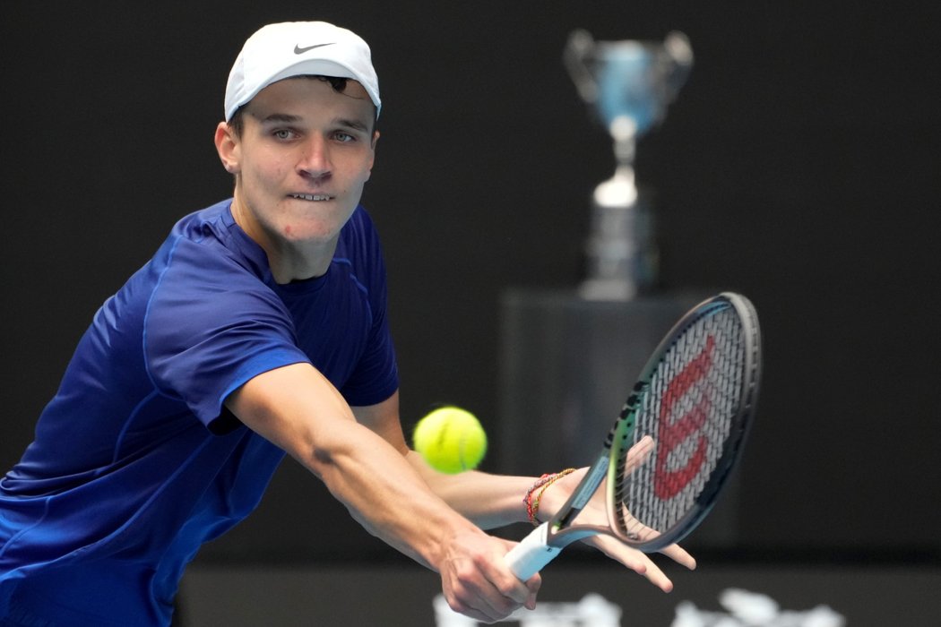 Jakub Menšík prohrál ve finále dvouhry juniorů na Australian Open s Brunem Kuzuharou z USA