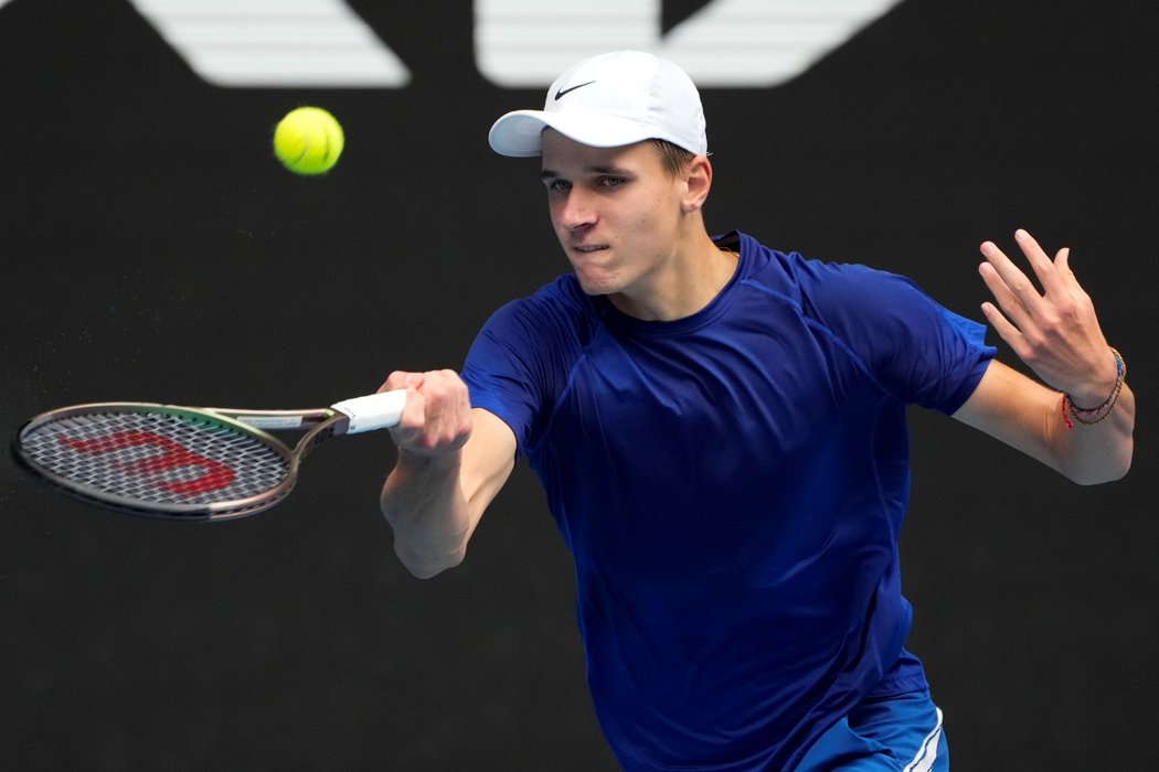 Jakub Menšík prohrál ve finále dvouhry juniorů na Australian Open s Brunem Kuzuharou z USA