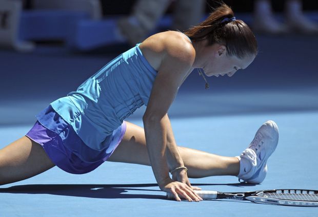 Jelena Jankovičová se protahuje při zápase proti Rumunce Niculescuové Jelena Jankovičová se protahuje při zápase proti Rumunce Niculescuové