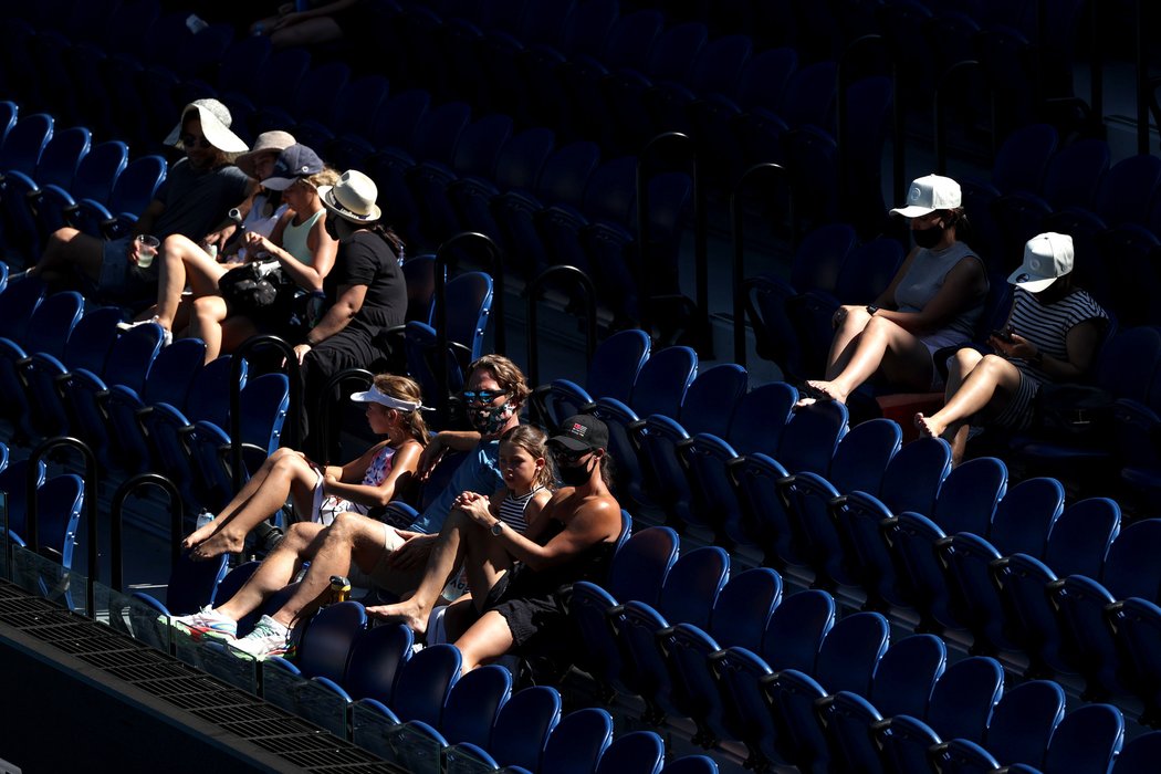 Fanoušci sledují semifinále Australian Open mezi Karolínou Muchovou a Jennifer Bradyovou