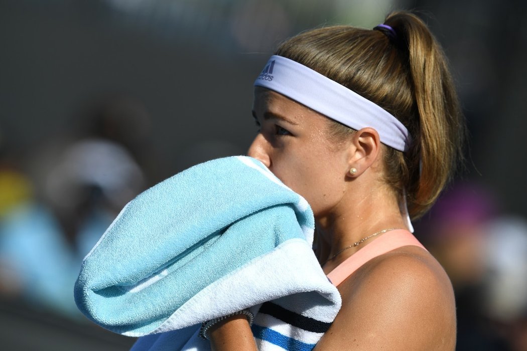 Karolína Muchová na tenisovém Australian Open vydřela postup do 2. kola. Belgičanku Kirsten Flipkensovou porazila 6:3, 2:6, 7:6 po čtvrtém mečbolu.