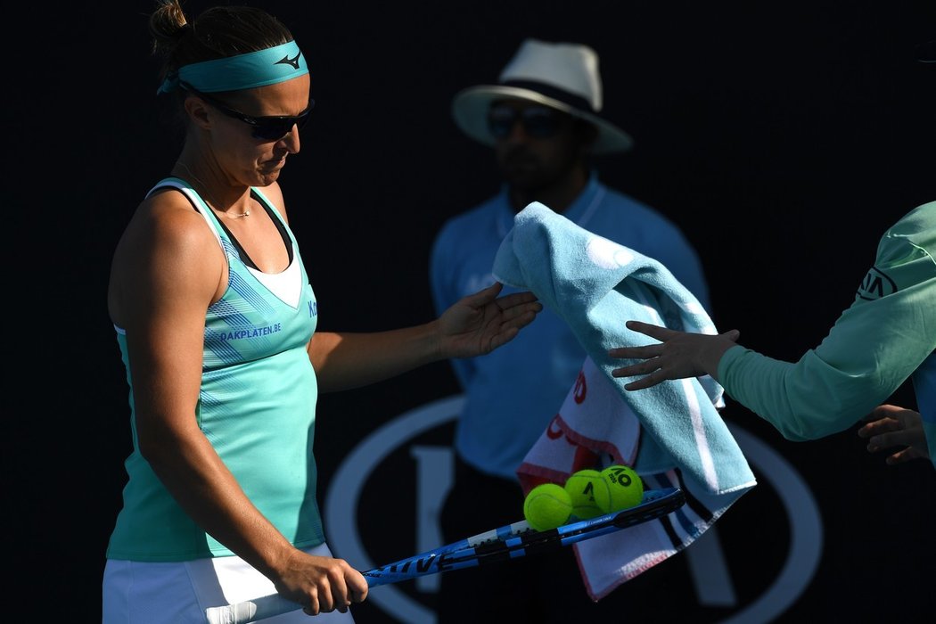 Karolína Muchová na tenisovém Australian Open vydřela postup do 2. kola. Belgičanku Kirsten Flipkensovou porazila 6:3, 2:6, 7:6 po čtvrtém mečbolu.