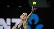 Karolína Plíšková podává v osmifinále Australian Open proti Barboře Strýcové