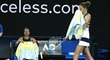 Barbora Strýcová a Karolína Plíšková při výměně stran v osmifinále Australian Open