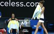 Barbora Strýcová a Karolína Plíšková při výměně stran v osmifinále Australian Open