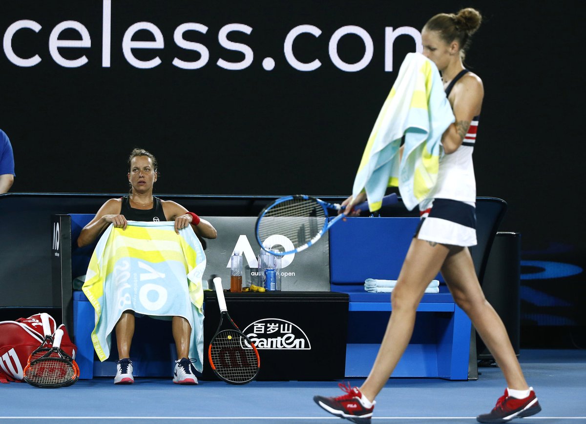 Barbora Strýcová a Karolína Plíšková při výměně stran v osmifinále Australian Open