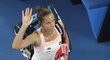 Karolína Plíšková mává fanouškům po svém prohraném semifinále Australian Open