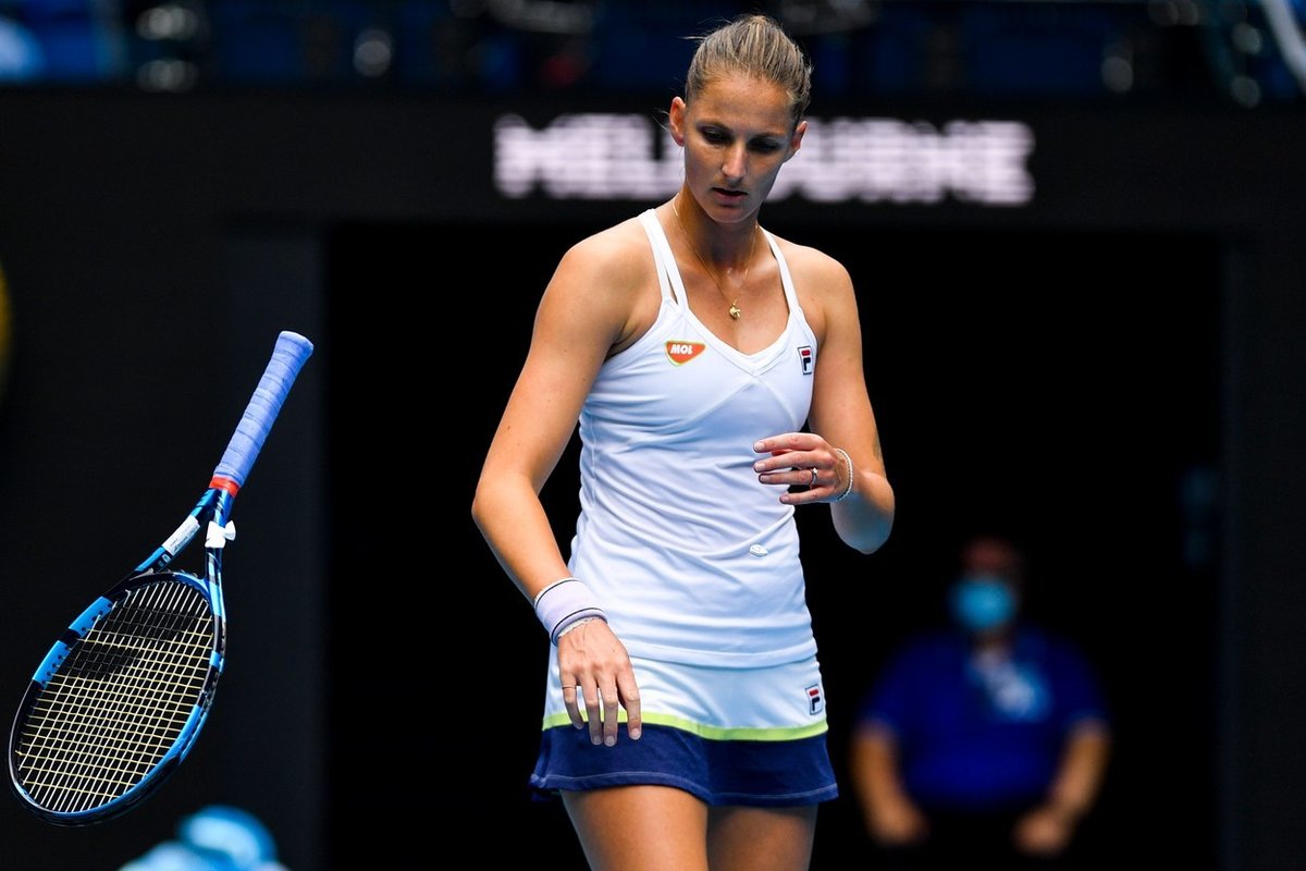 Karolína Plíšková zahazuje naštvaně raketu v zápase třetího kola Australian Open proti krajance Karolíně Muchové