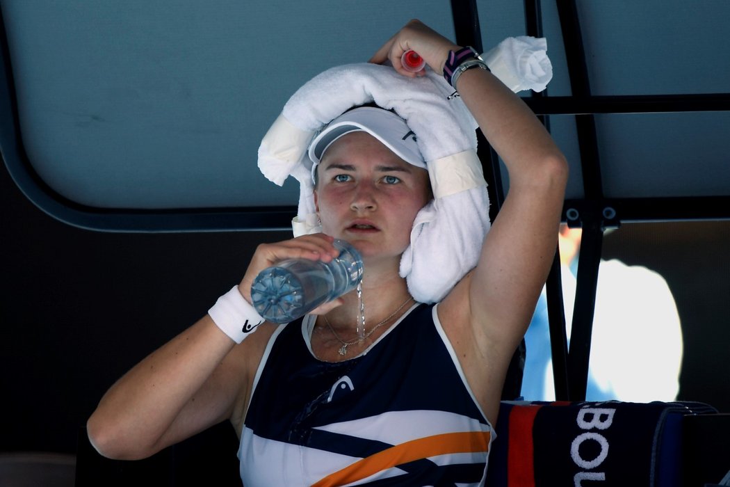 Vyčerpaná Barbora Krejčíková ve čtvrtfinále tenisového Australian Open