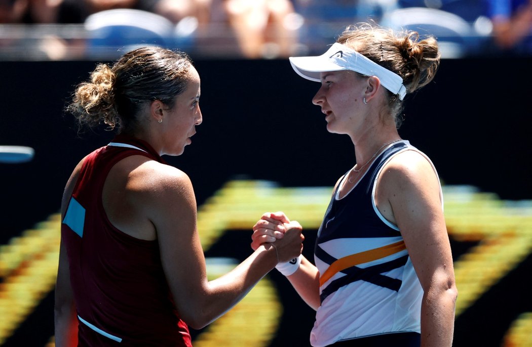 Česká tenistka Barbora Krejčíková (vpravo) prohrála s Madison Keysovou ve čtvrtfinále Australian Open