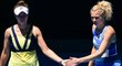 České deblistky Barbora Krejčíková (vlevo) a Kateřina Siniaková budou obhajovat triumf ve finále Australian Open