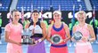 Barbora Krejčíková (uprostřed vpravo) se s Arynou Sabalenkovou (uprostřed vlevo) potkala ve finále čtyřhry na Australian Open. Vlevo parťačka Bělorusky Elise Mertensová, vpravo Krejčíkové spoluhráčka Kateřina Siniaková