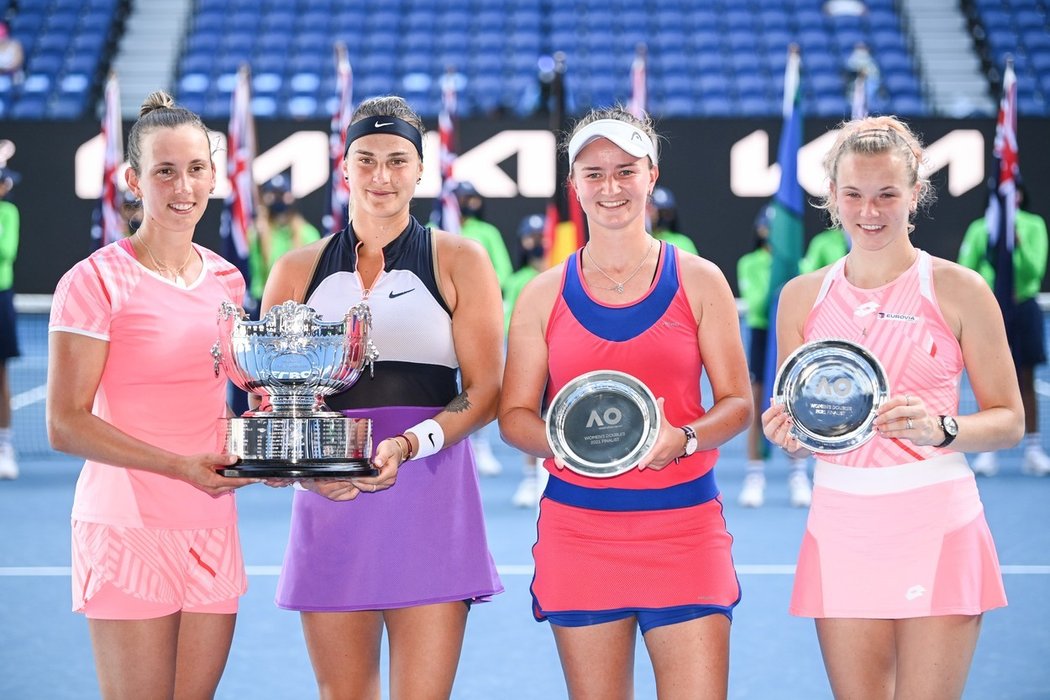 Barbora Krejčíková (uprostřed vpravo) se s Arynou Sabalenkovou (uprostřed vlevo) potkala ve finále čtyřhry na Australian Open. Vlevo parťačka Bělorusky Elise Mertensová, vpravo Krejčíkové spoluhráčka Kateřina Siniaková