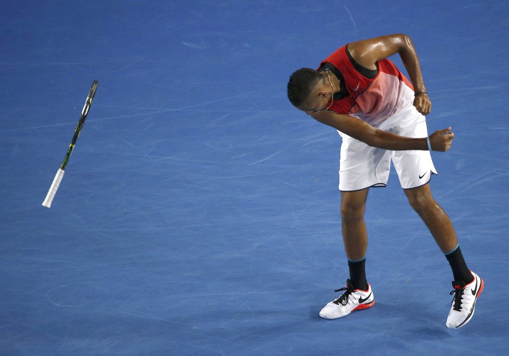 Nick Kyrgios háže s raketou v utkání s českou jedničkou Tomáše Berdychem ve 3. kole Australian Open