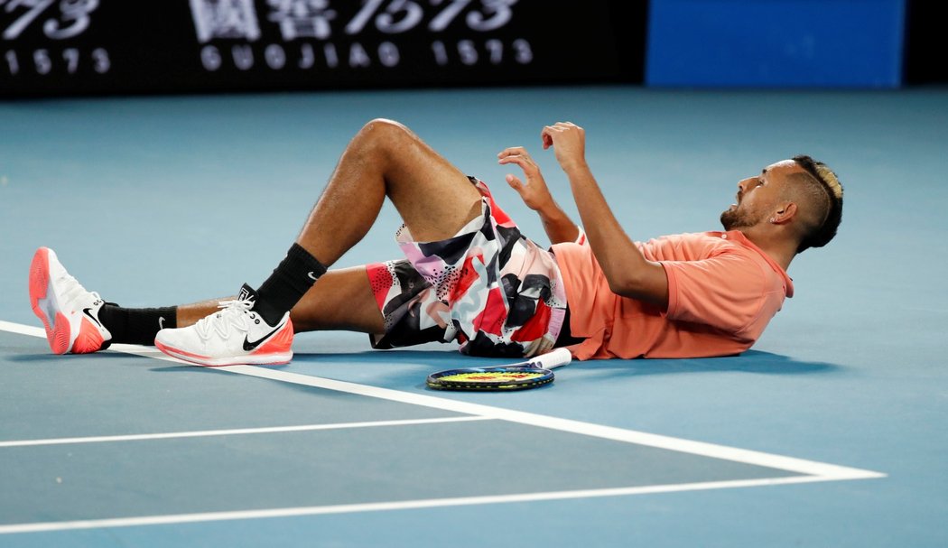 Vyčerpaný Nick Kyrgios během utkání Australian Open proti Rafaelu Nadalovi