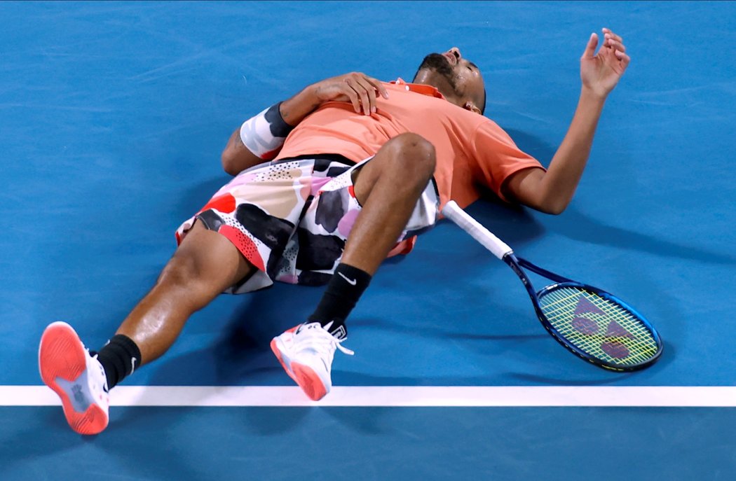 Vyčerpaný Nick Kyrgios během utkání Australian Open proti Rafaelu Nadalovi