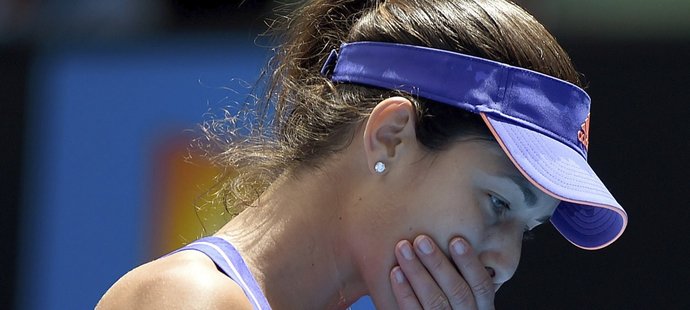 Ana Ivanovičová nemůže uvěřit, že v prvním kole Australian Open prohrála s Lucií Hradeckou