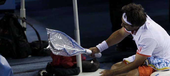 Marcos Baghdatis likviduje jednu ze svých raket v zápase proti  Wawrinkovi