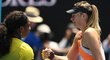 Maria Šarapovová (vpravo) gratuluje Sereně Williamsové k výhře ve čtvrtfinále Australian Open