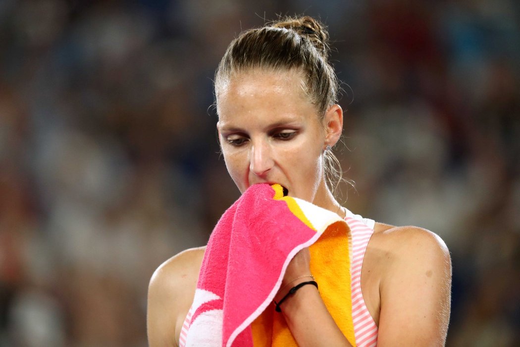 Česká tenistka Karolína Plíšková v boji o finále Australian Open vyhrála druhý set 6:4