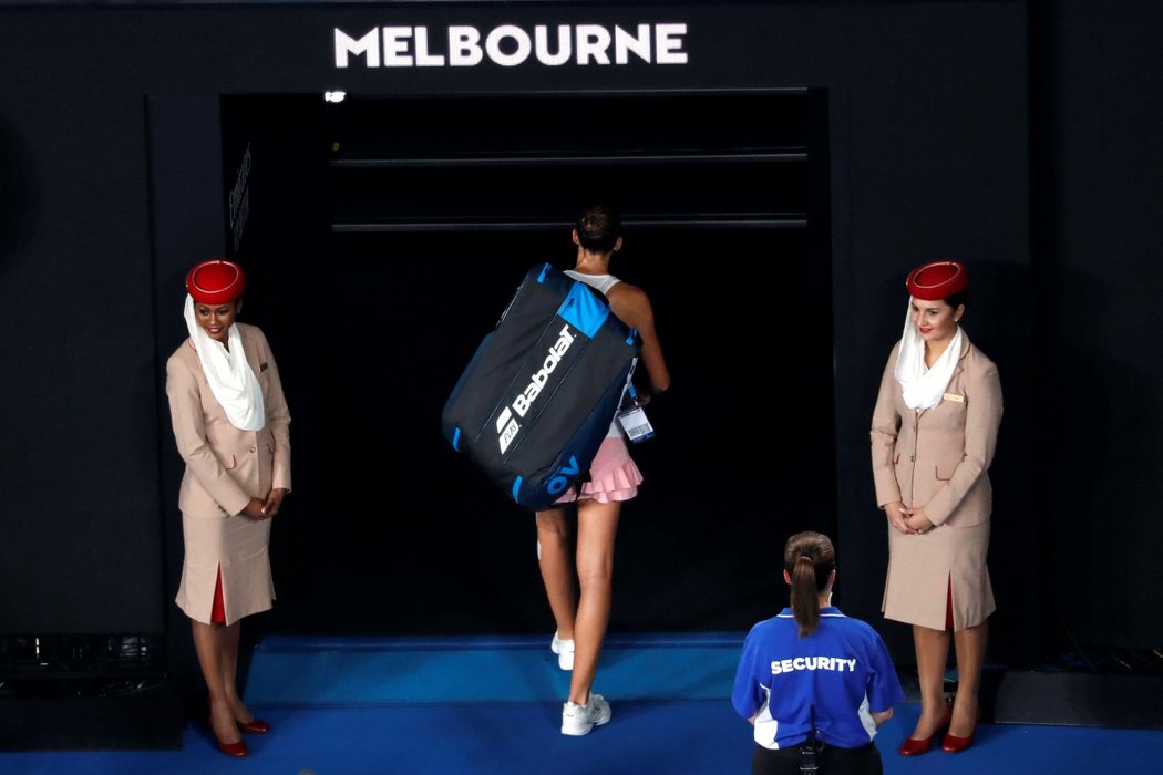 Karolína Plíšková opouští melbournskou arénu, na Australian Open skončila v semifinále