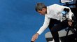 Petra Kvitová se zdraví s hlavním rozhodčím Carlosem Ramosem, na Australian Open si v sobotu zahraje finále