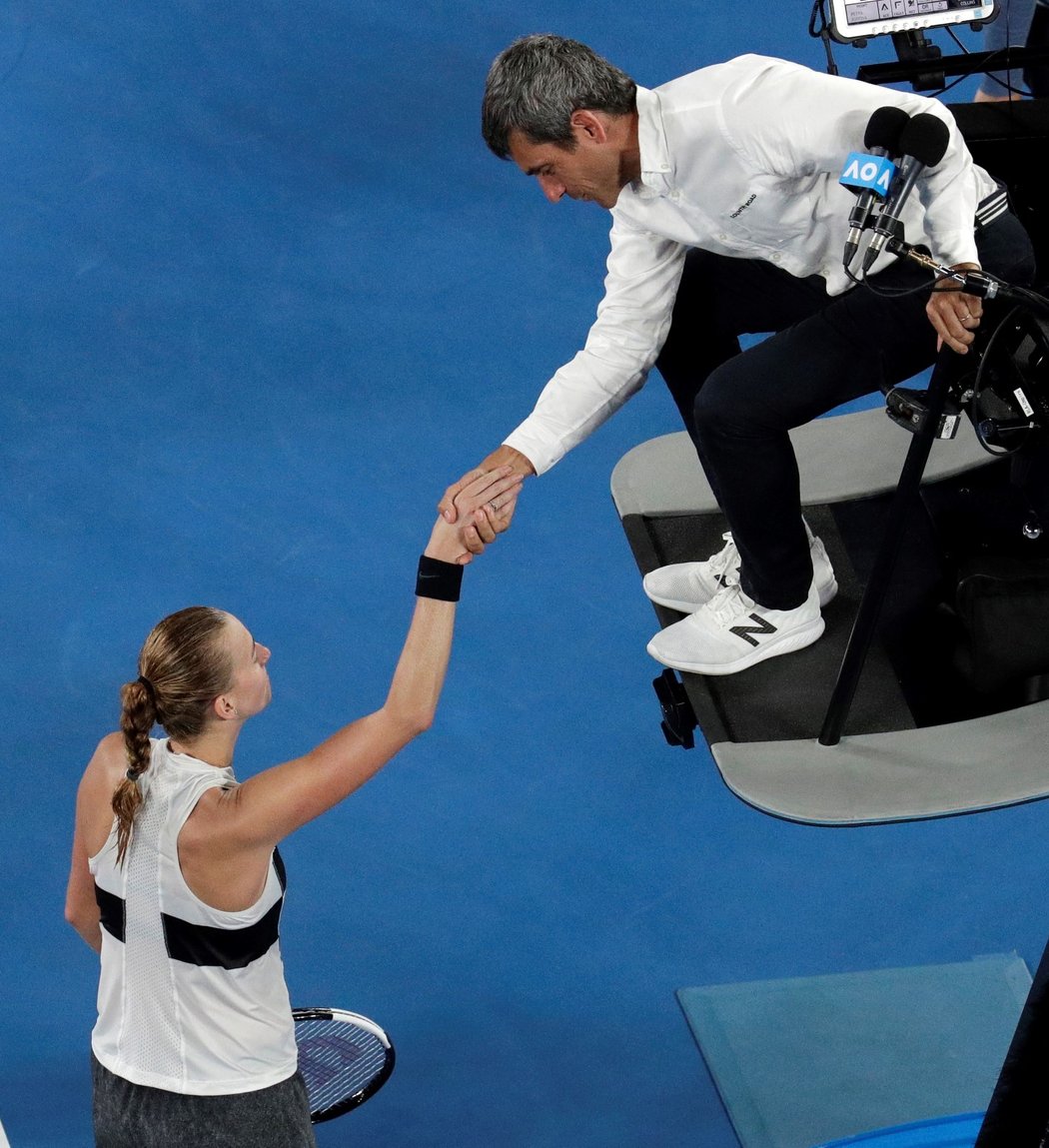 Petra Kvitová se zdraví s hlavním rozhodčím Carlosem Ramosem, na Australian Open si v sobotu zahraje finále