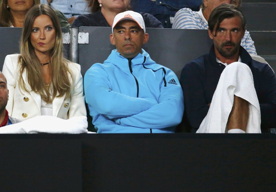 Podpůrný tým Tomáše Berdycha - vlevo manželka Ester, vpravo trenér Goran Ivaniševič během utkání s Rogerem Federerem na Australian Open