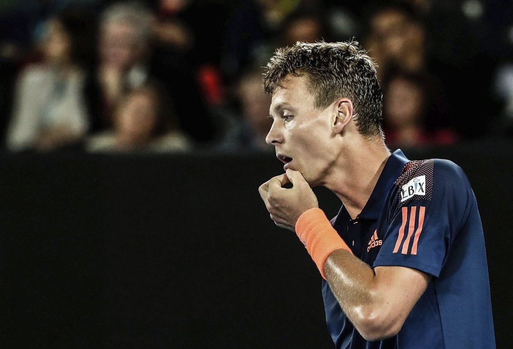 Zklamaný Tomáš Berdych v zápase s Rogerem Federerem