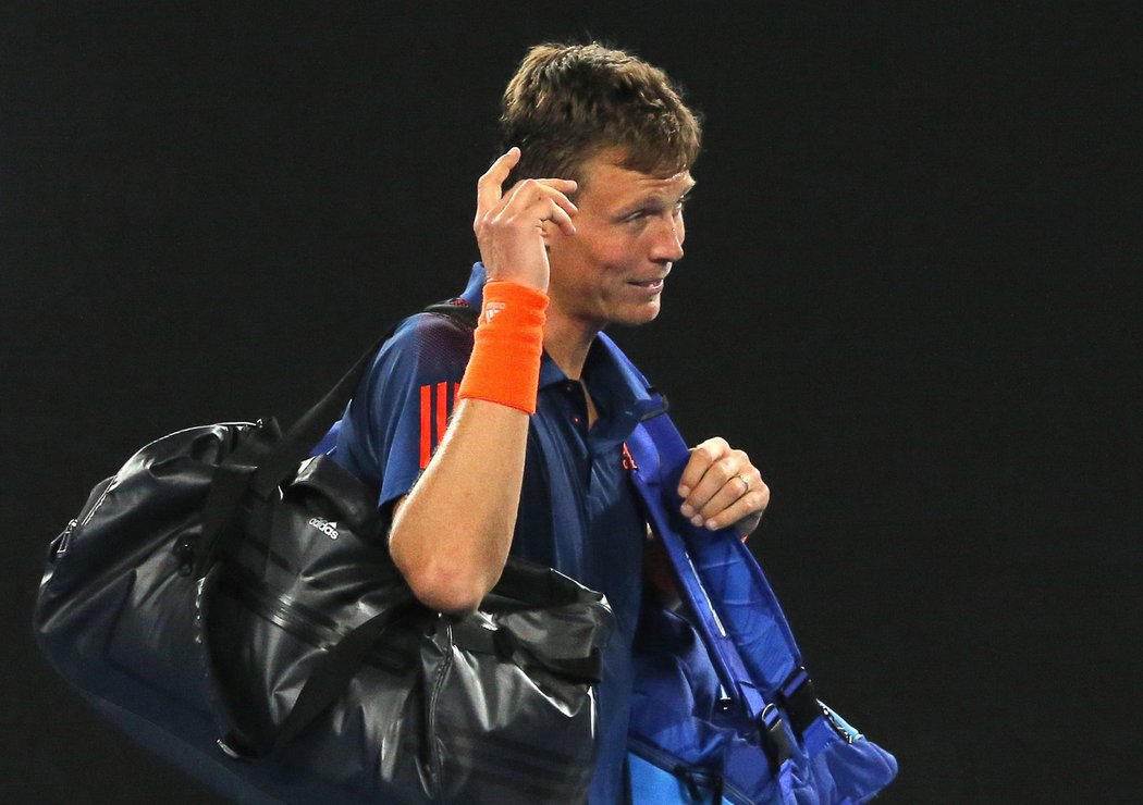 Zklamaný Tomáš Berdych opouští centrální kurt v Melbourne po porážce od Rogera Federera