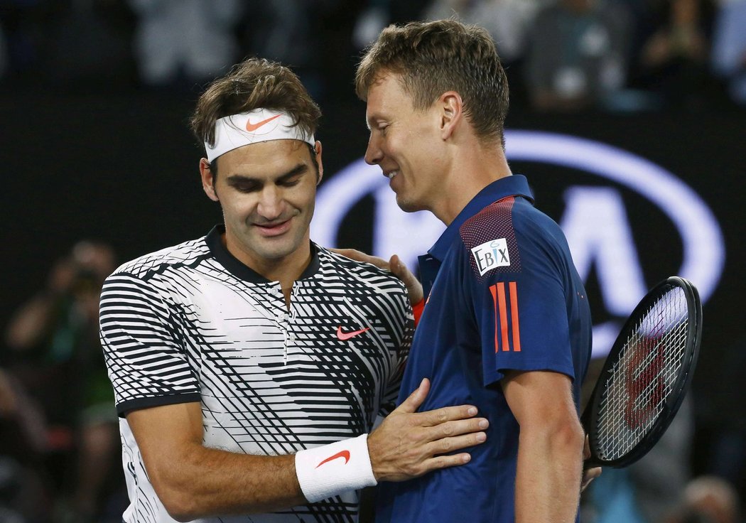 Tomáš Berdych gratuluje k výhře Rogeru Federerovi po vyřazení na tenisovém Australian Open