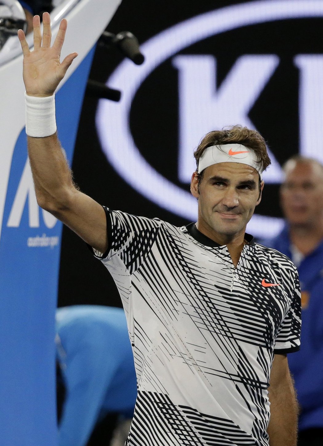 Roger Federer zdraví fanoušky v Melbourne po vyřazení Tomáše Berdycha