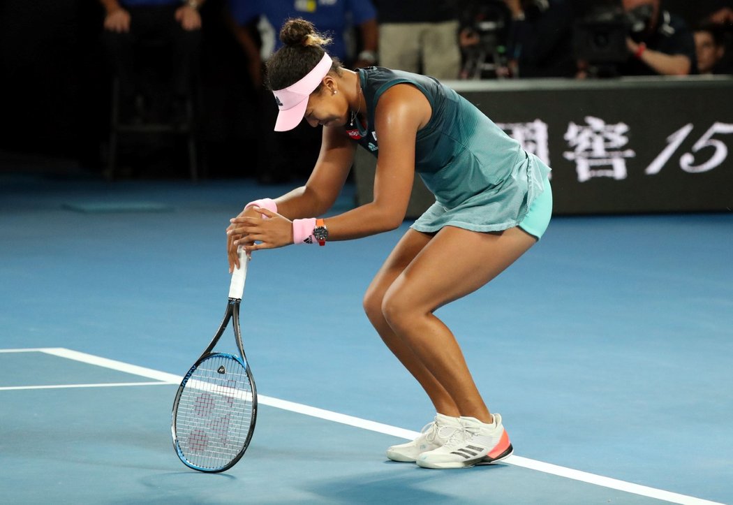 Japonská tenistka Naomi Ósakaová se raduje z vítězství na Australian Open, ve finále porazila Petru Kvitovou