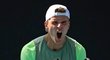 Český tenista Jakub Menšík oslavuje postup na Australian Open